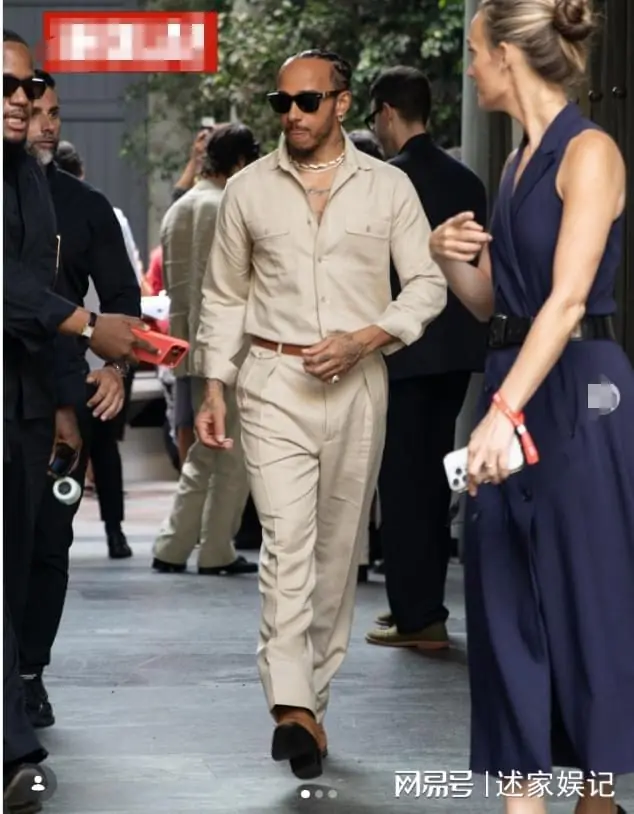 汉密尔顿现身米兰 2027 男装周 Ralph Lauren 大秀，排场气场在线
