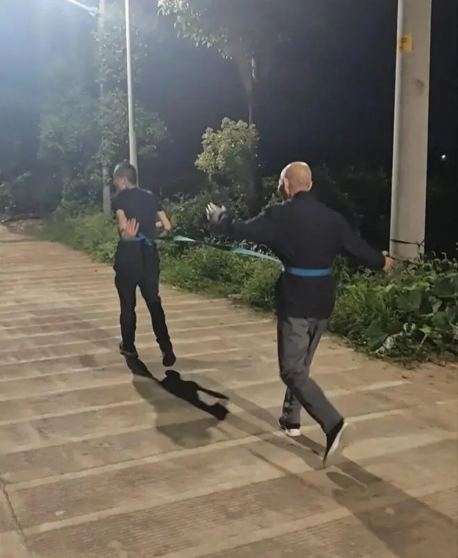 “一根绳子，两个背影”，浙江一对父子跑步视频感动全网！父亲突发脑梗，儿子每天带他一小时训练，一年后奇迹发生