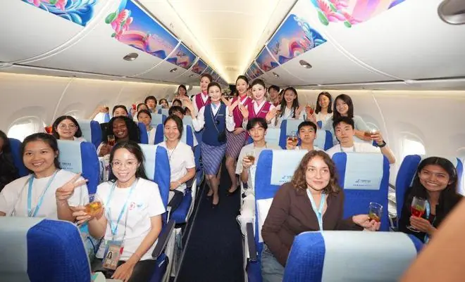 中美青少年探访C919“大美湾区号” 共探航空业绿色方案