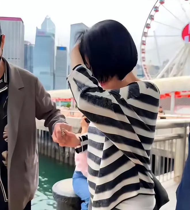 许雅钧全程牵手