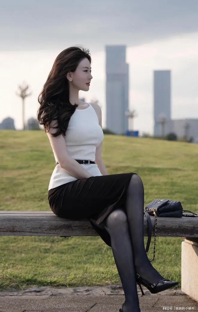 经典黑白配：那不是穿搭，是我在明暗之间找到的平衡坐标